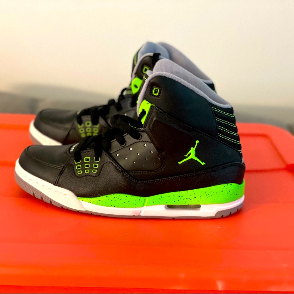 Women’s Nike Air Jordans. Size 8. My fiancé only wore once.They are like new.